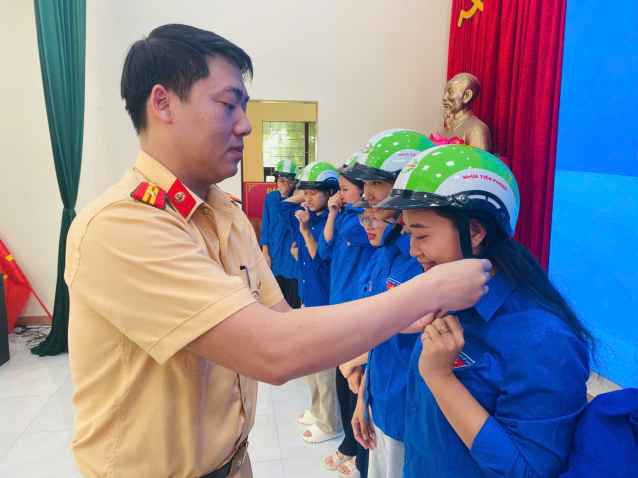 Phòng Cảnh sát giao thông: Tuyên truyền an toàn giao thông tại các xã Kiến Hưng và Nghi Dương